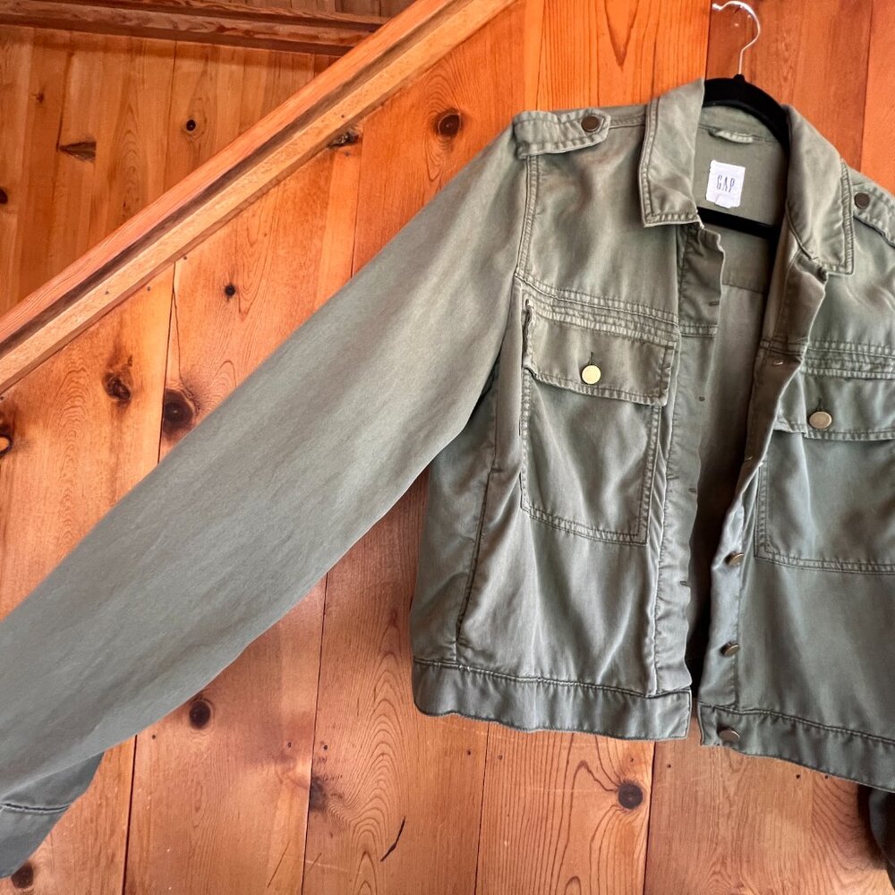 CLOSE OUT SALE: Gap Army Green Cargo Style Jacket - Large - Picture 4 of 5